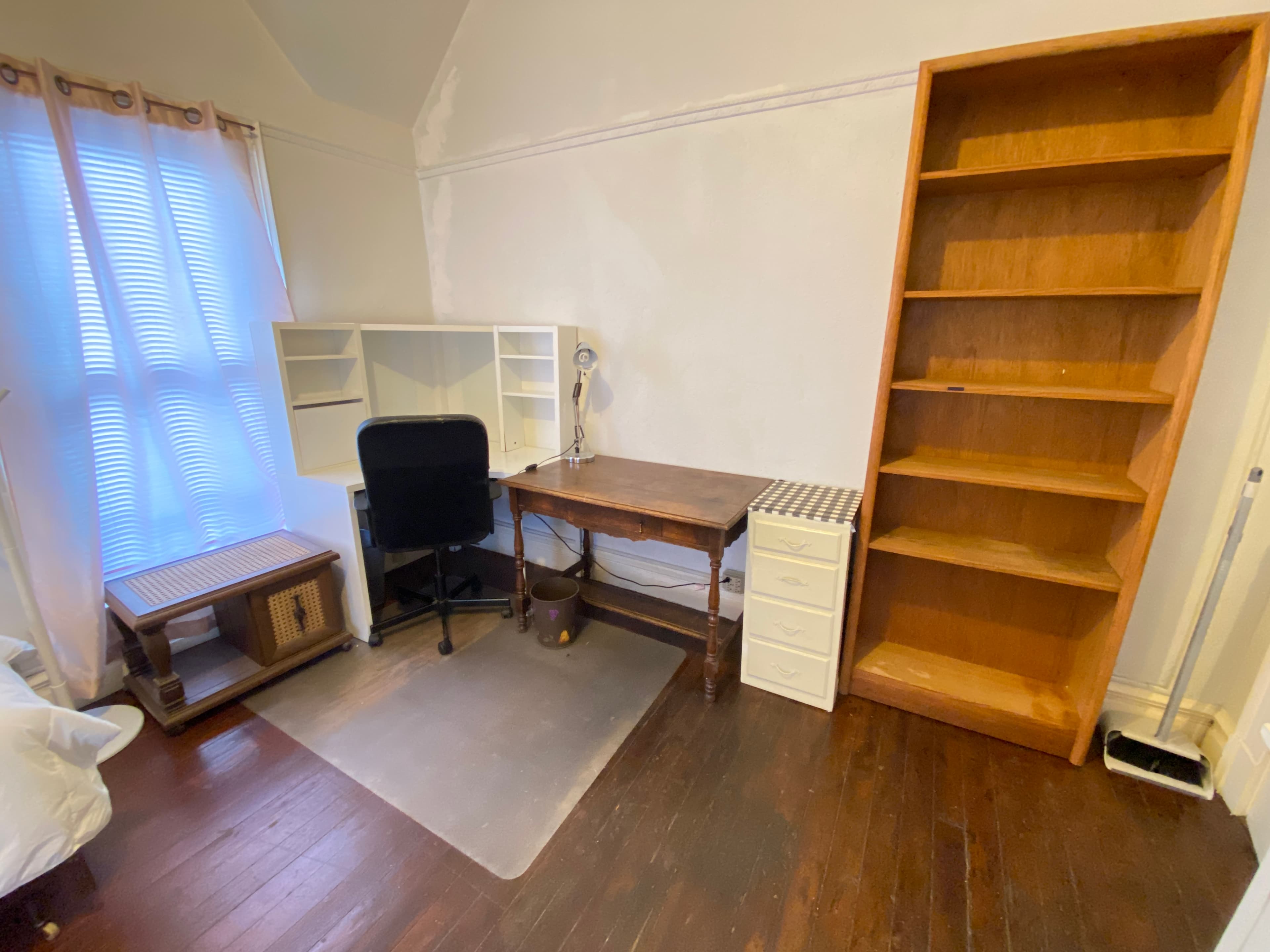 Daisy Property Room 6 Image 4