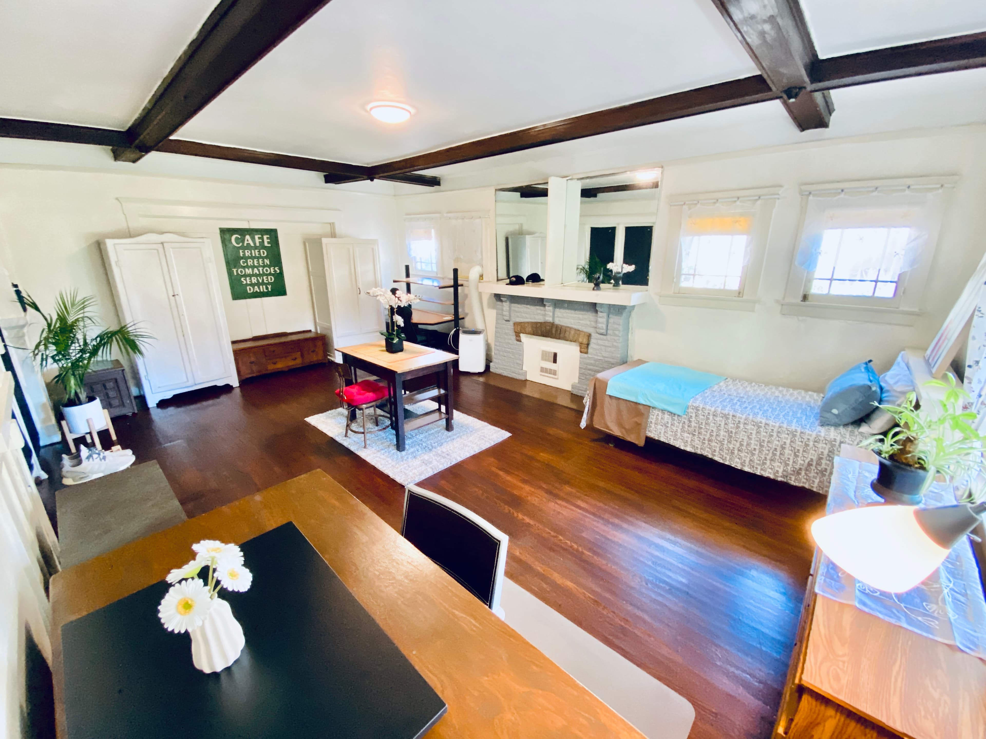 USC Student Housing - Spacious Corner Room at Jim